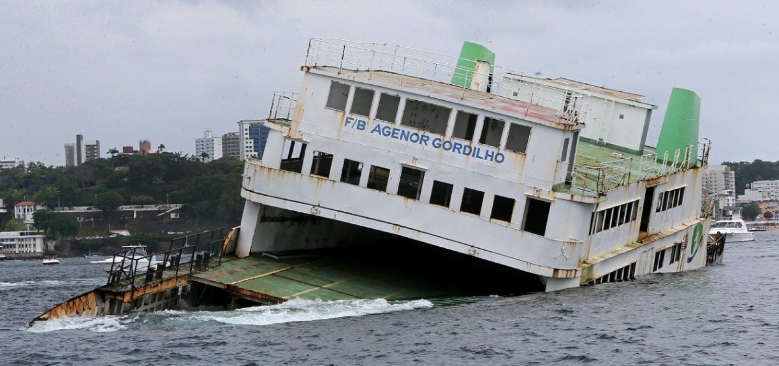Ferry-boat Agenor Gordilho é afundado na Baía de Todos-os-Santos