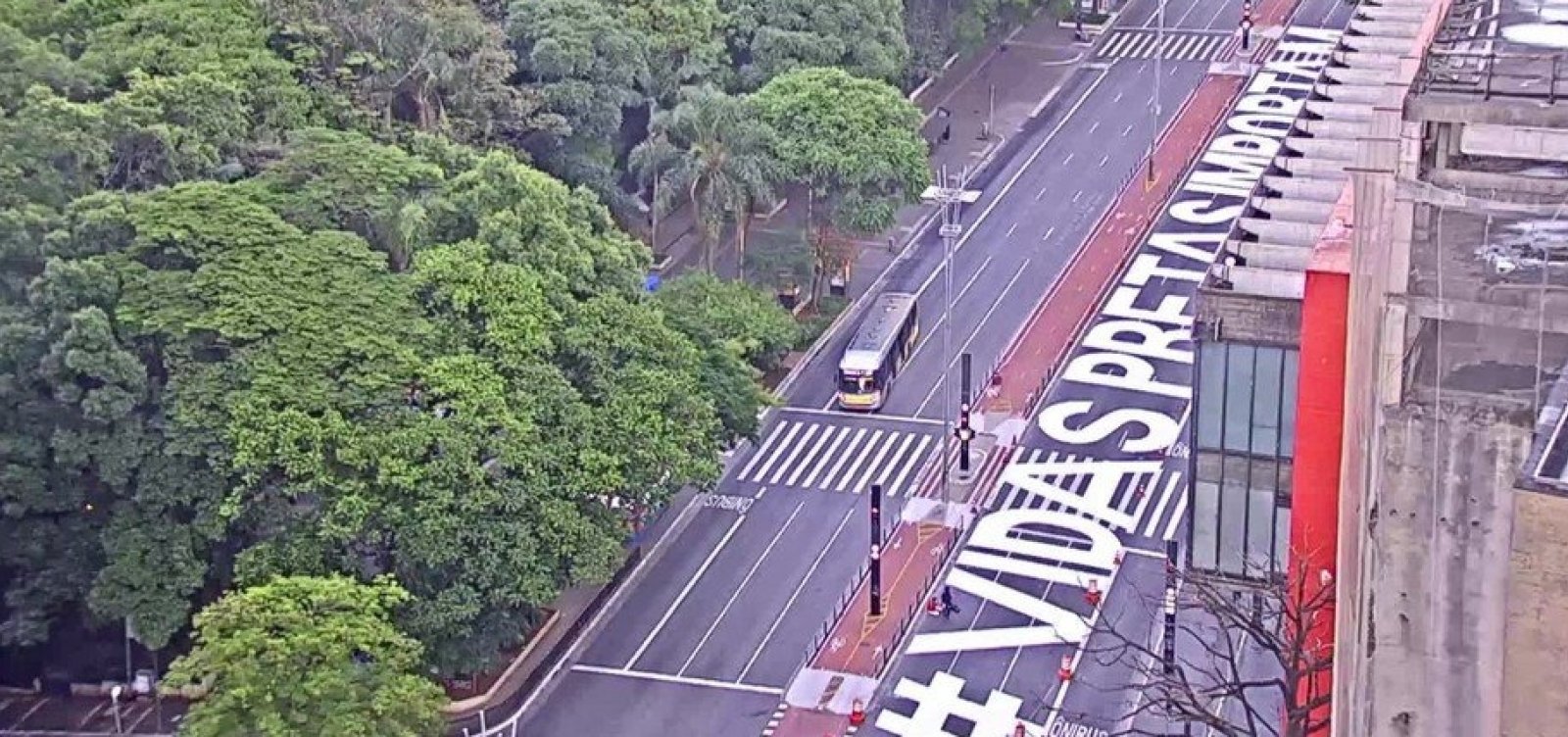 Após protestos, frase 'Vidas Pretas Importam' é pintada na Avenida Paulista