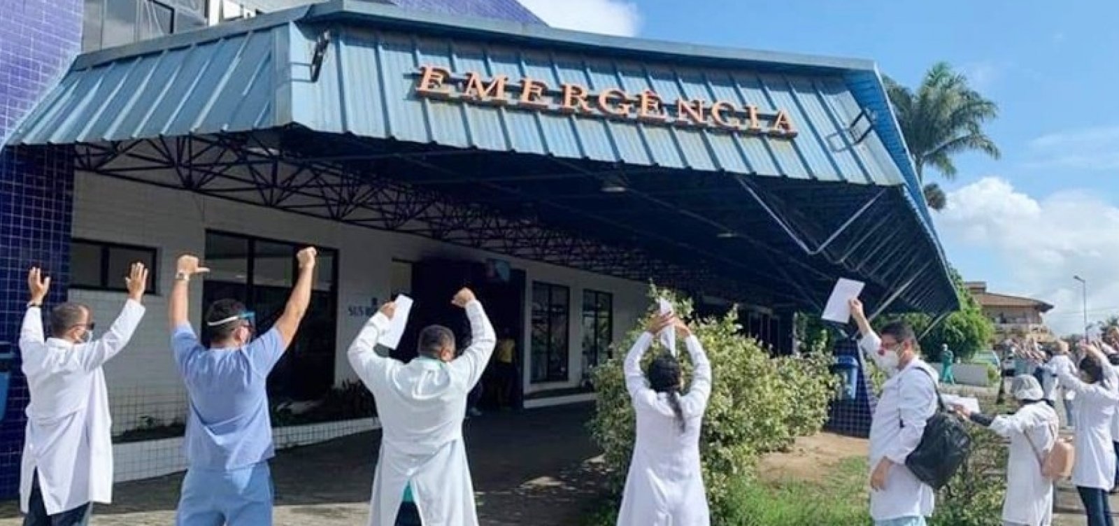 Equipe médica de hospital em Porto Seguro protesta contra atraso salarial