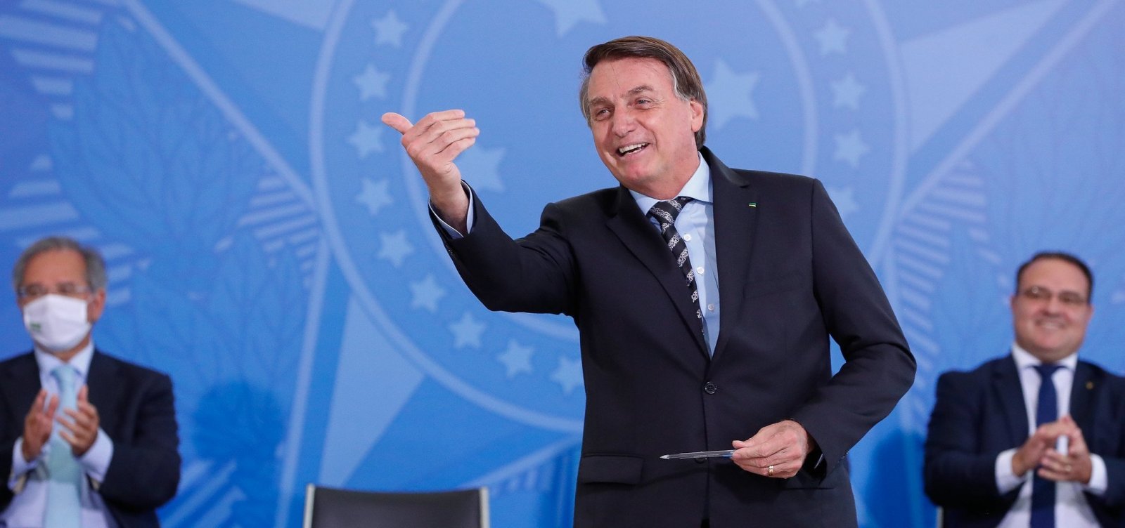 Após resultado do emprego positivo em outubro, Bolsonaro diz que Guedes é insubstituível