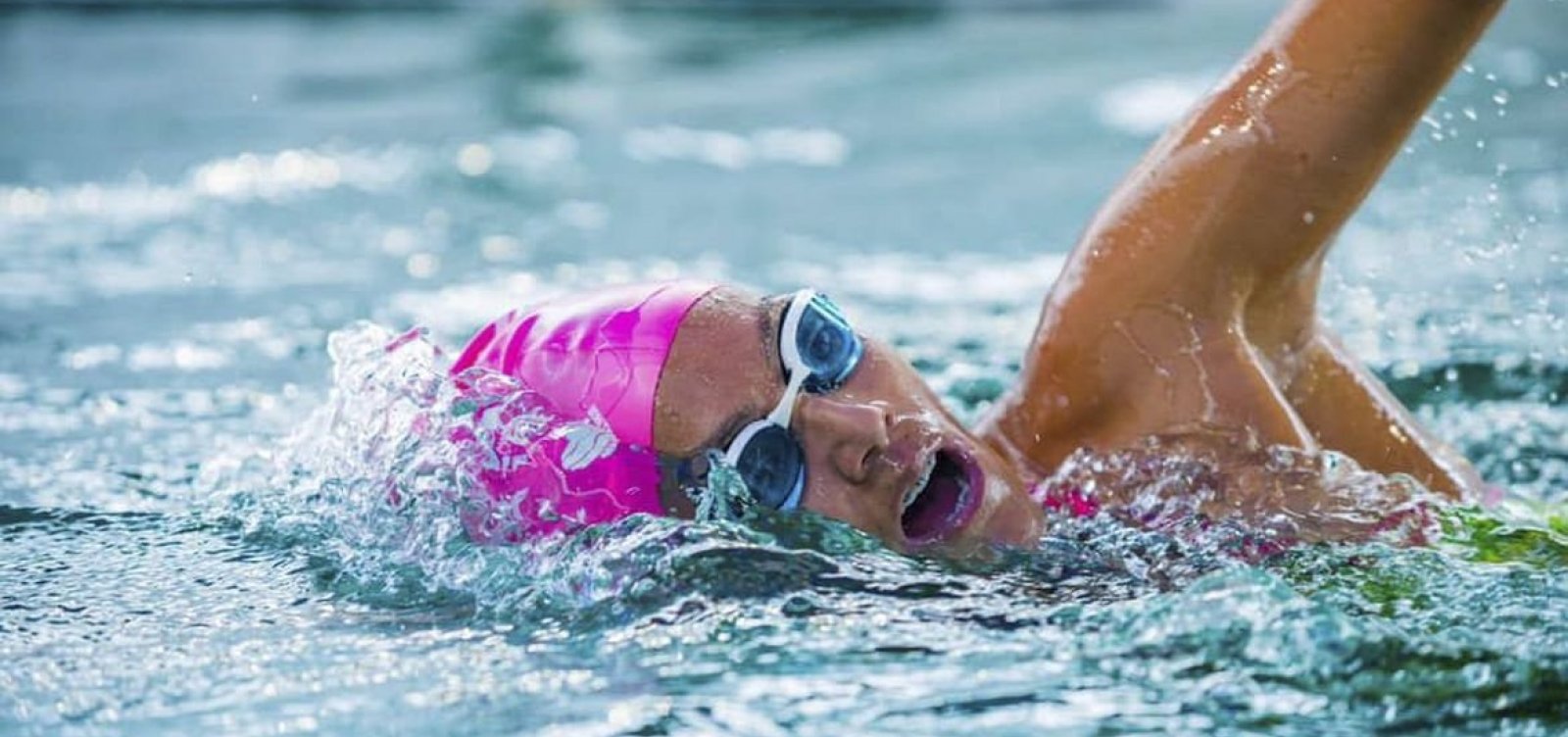 Nadadora brasileira entra para o livro dos recordes após nadar por 30 horas sem parar