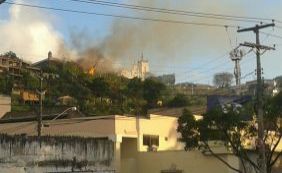 Incêndio atinge vegetação em Santo Antônio Além do Carmo