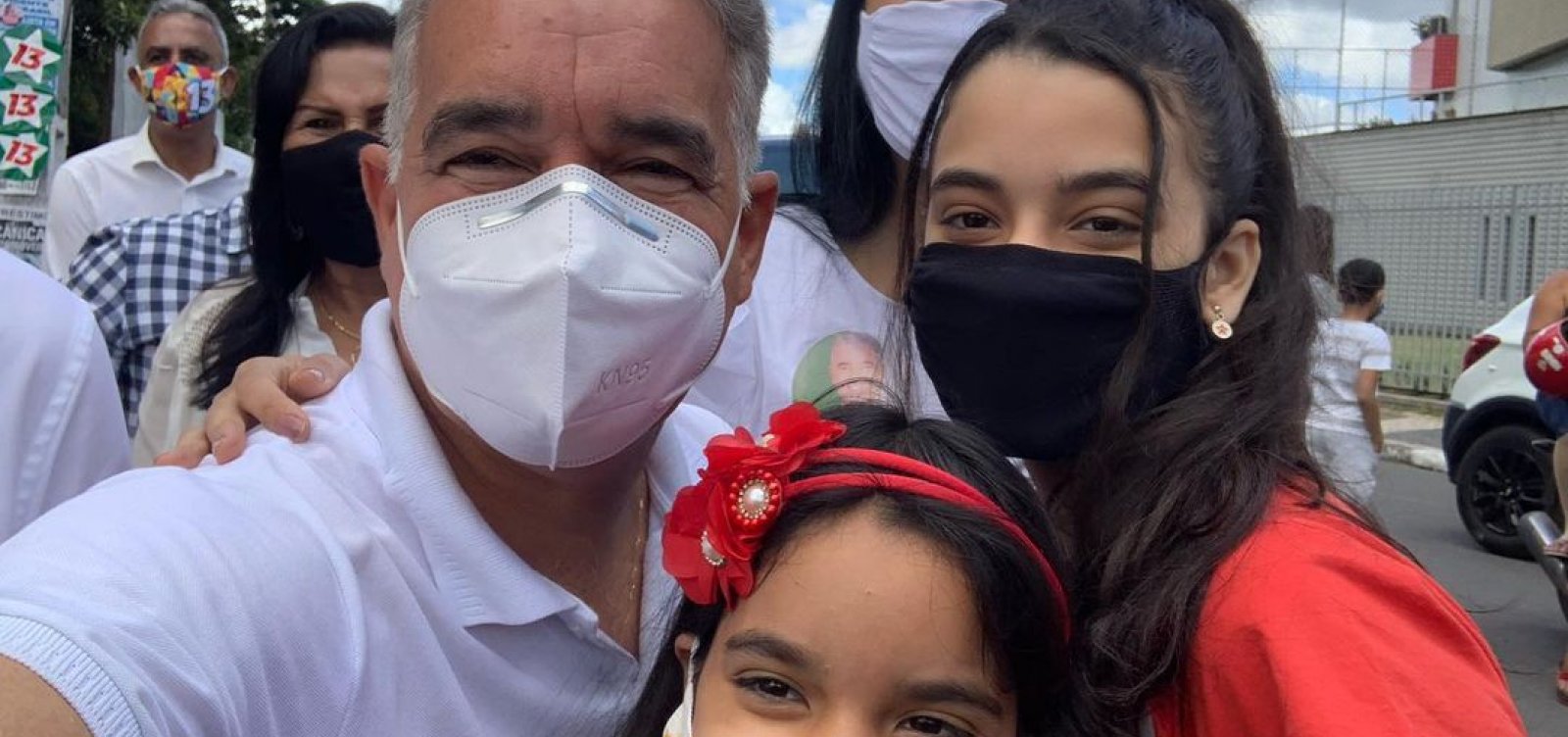 Feira de Santana: Candidato pelo PT, Zé Neto vota com família