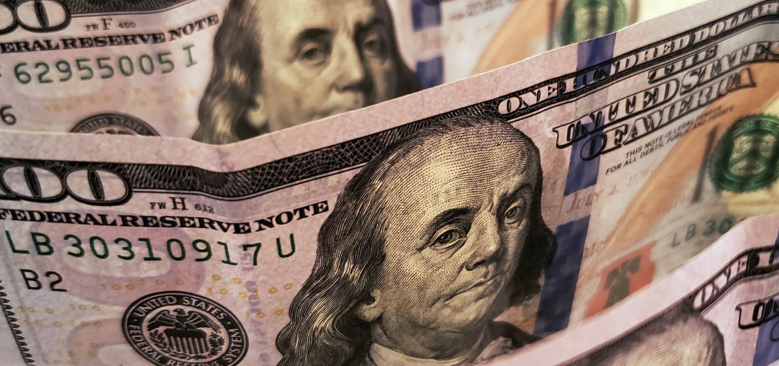 Dólar sobe 0,40%, mas acumula queda de 6,82% em novembro