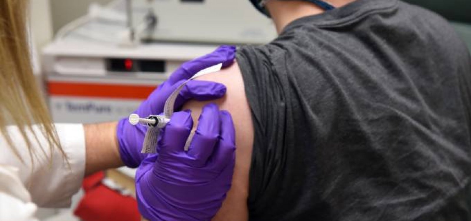Covid-19: Reino Unido pode começar vacinação em 7 de dezembro