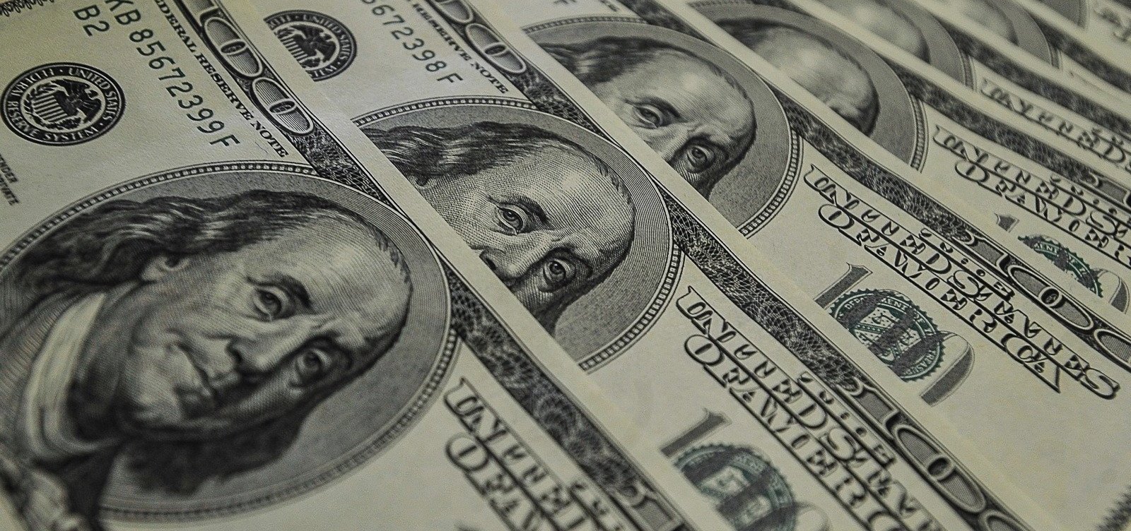 Dólar abre o mês de dezembro em queda negociado a R$ 5,22