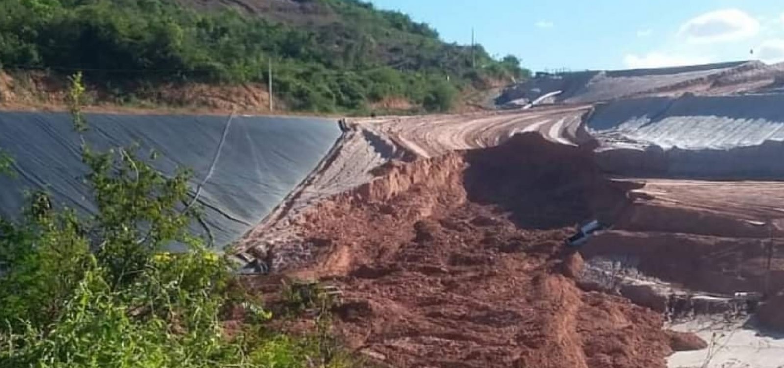 Deslizamento em área próxima à barragem de Jacobina assusta moradores; empresa diz que não há perigo