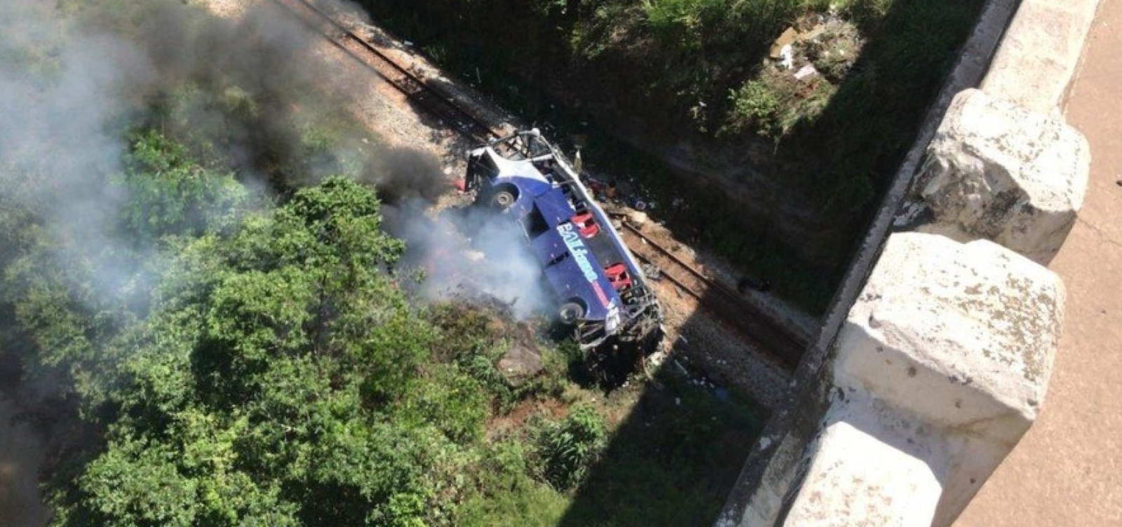 Ônibus cai de viaduto em Minas Gerais e deixa 14 mortos