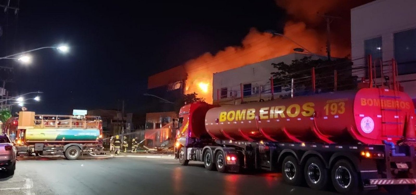 Bombeiros se ferem após prédio desabar durante grande incêndio em lojas no Centro de Cuiabá