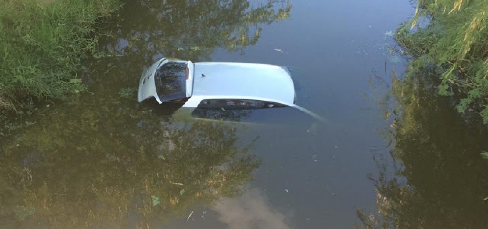 Carro cai em lago na região de Jacobina
