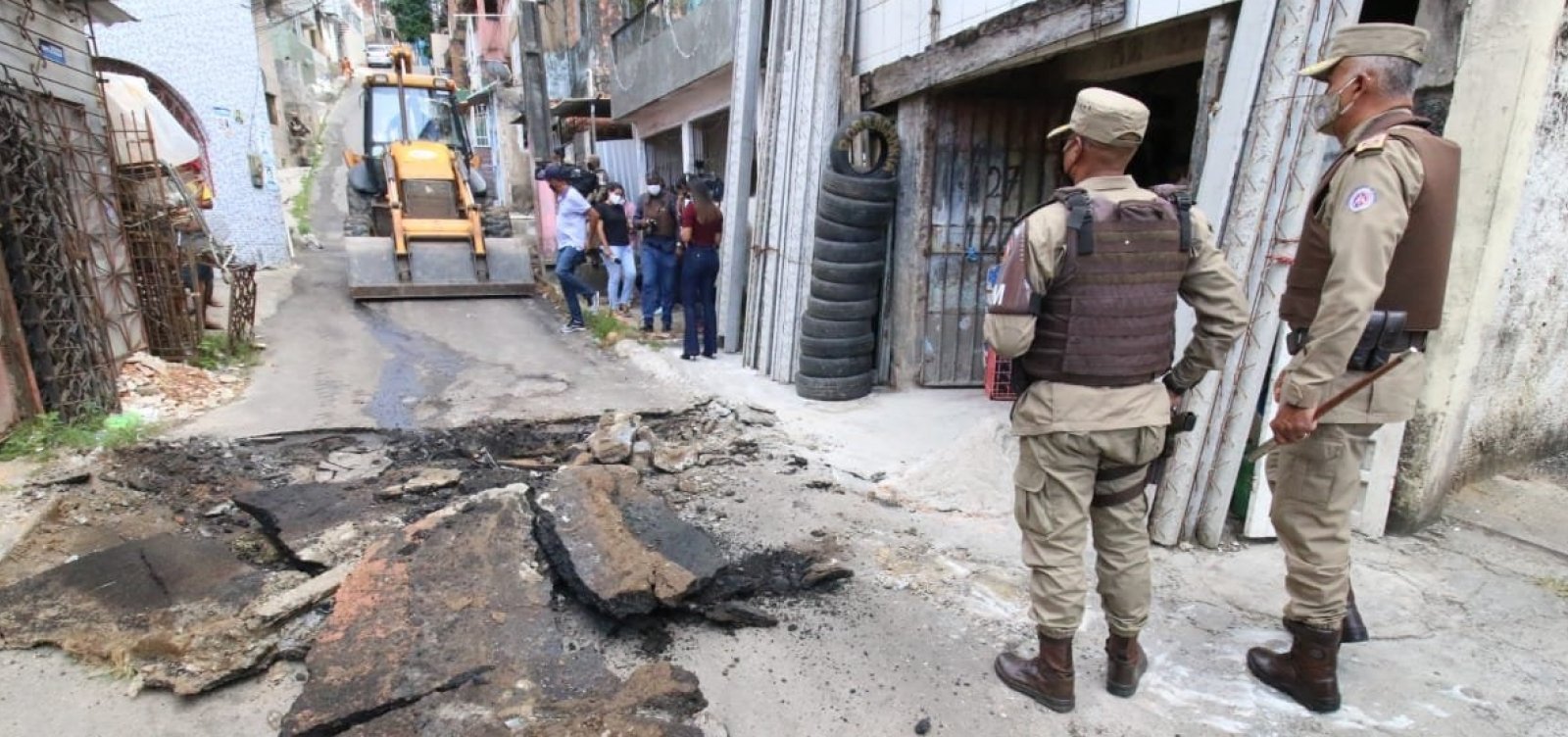 PM retira obstáculos das ruas do Nordeste de Amaralina