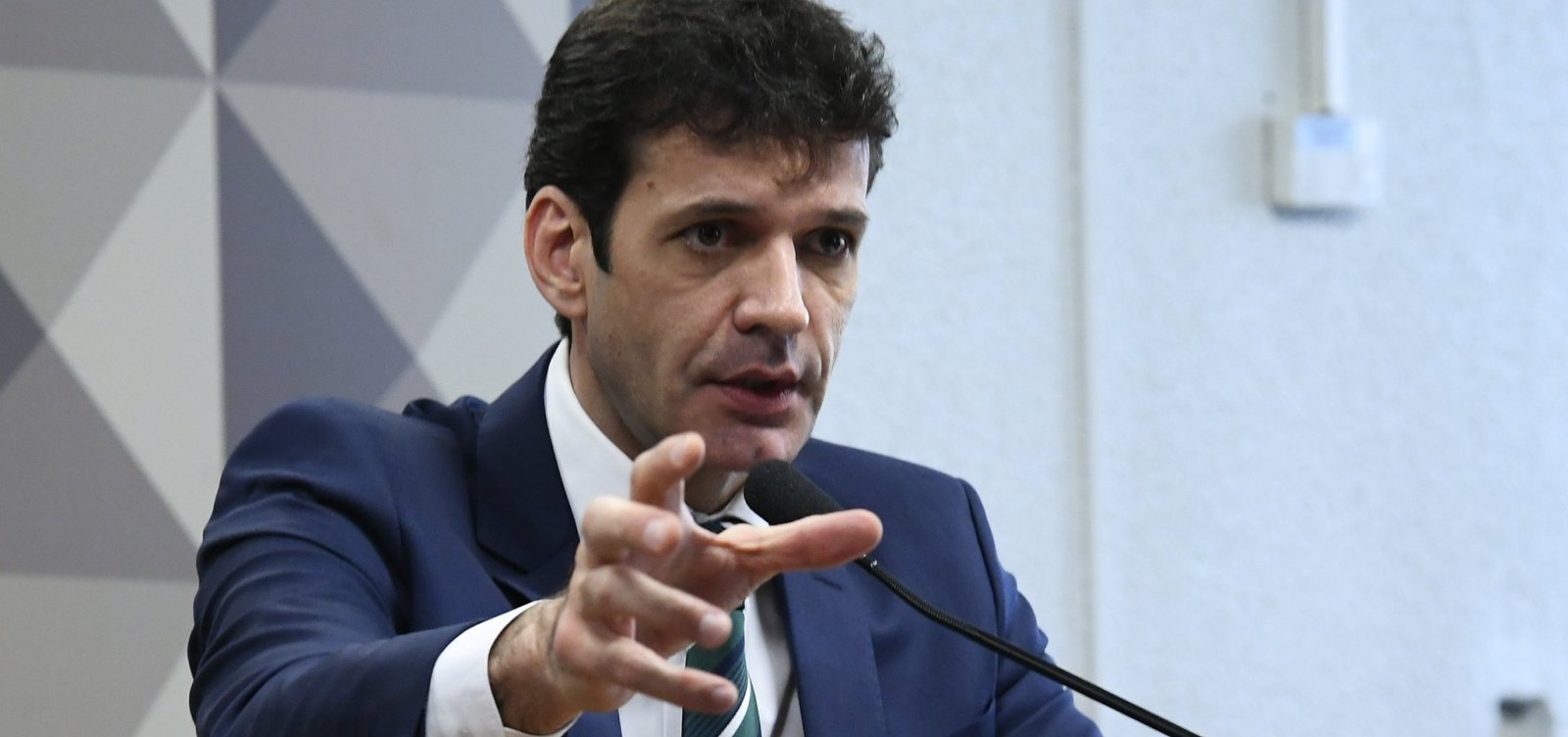 Bolsonaro decide pela demissão de ministro do Turismo