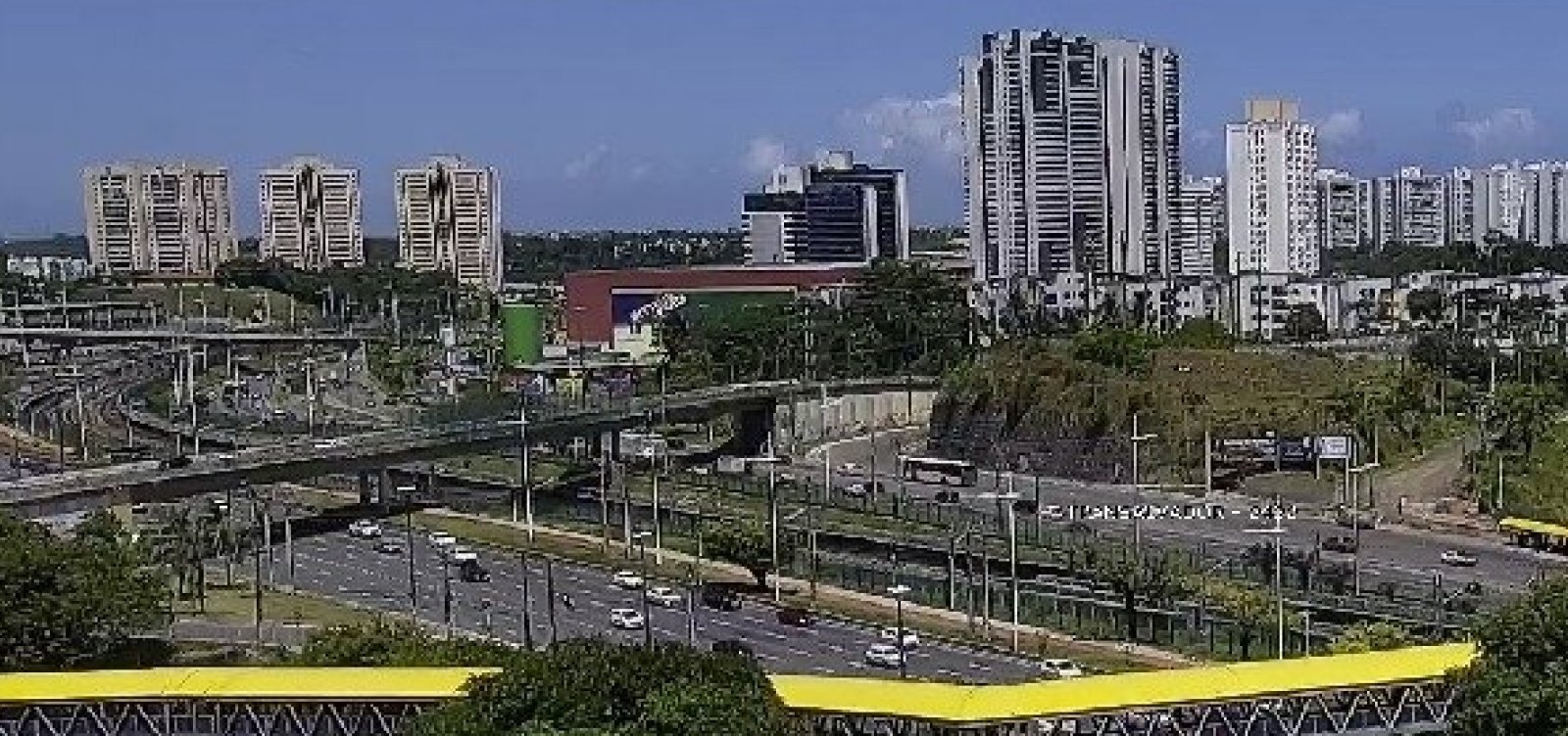 Poste cai em homem que realizava serviço no Parque Tecnológico, na Paralela