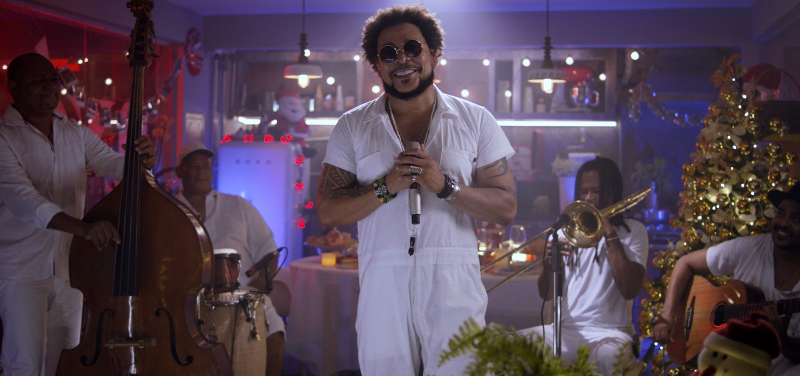 Macaco Gordo lança série natalina com Jau cantando 'Boas Festas'