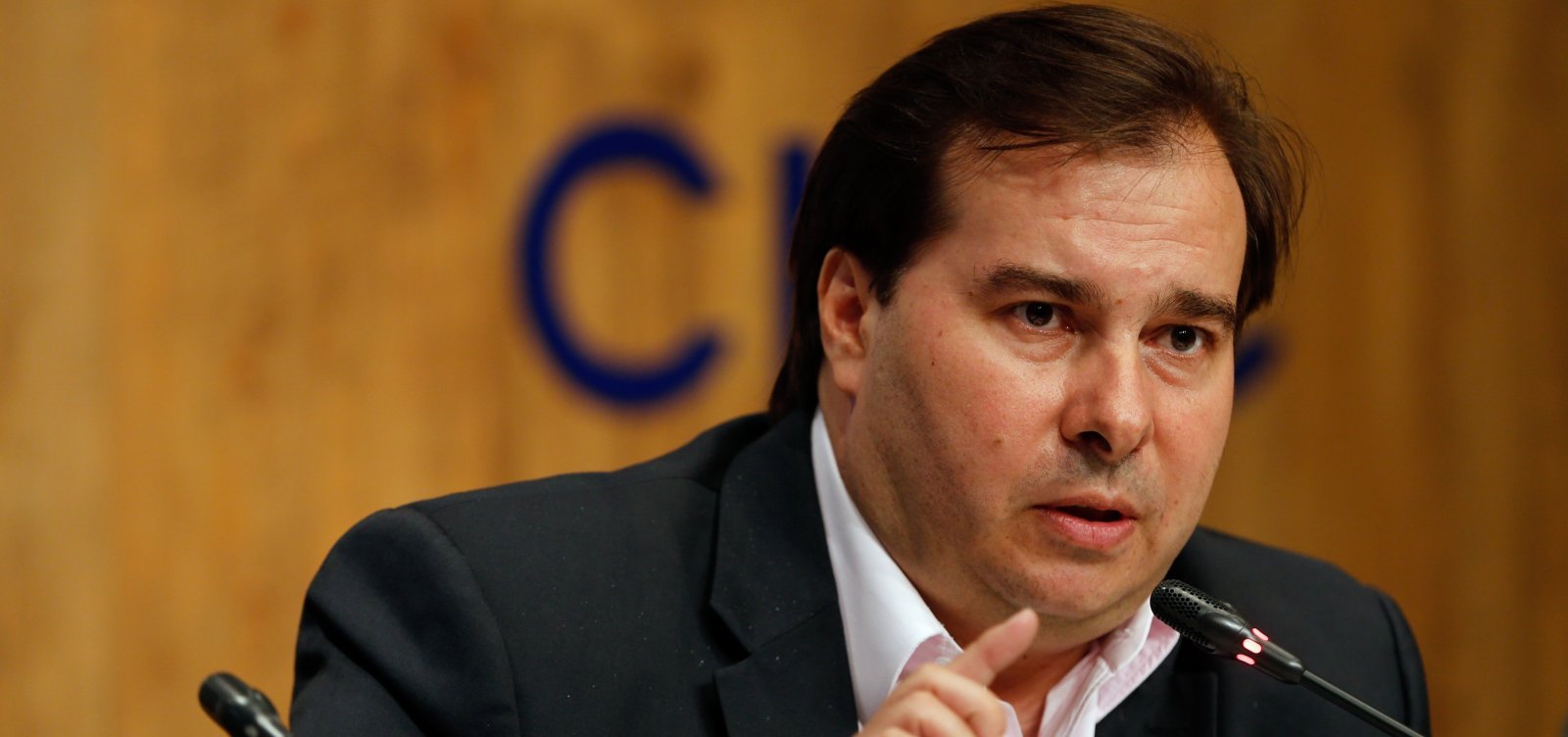 Rodrigo Maia avalia que demora da vacina é maior erro político de Bolsonaro