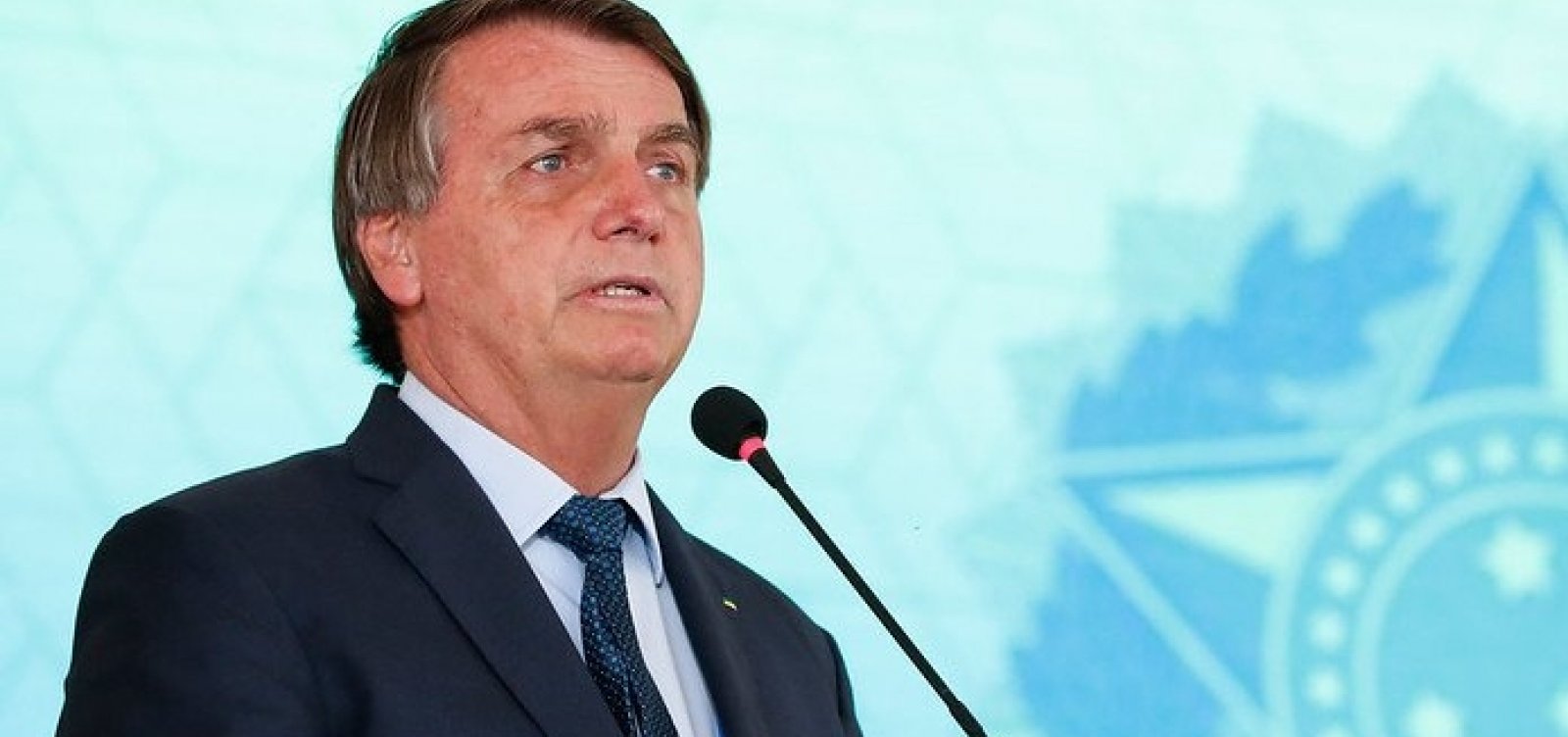 Bolsonaro diz que cheques depositados por Queiroz eram para ele, não para Michelle