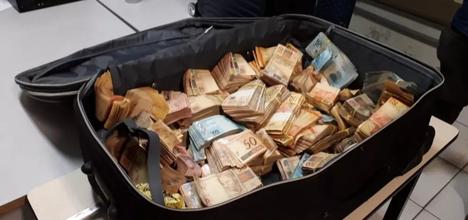 PM é detido com mais de R$ 500 mil em dinheiro em carro na rodovia Presidente Dutra