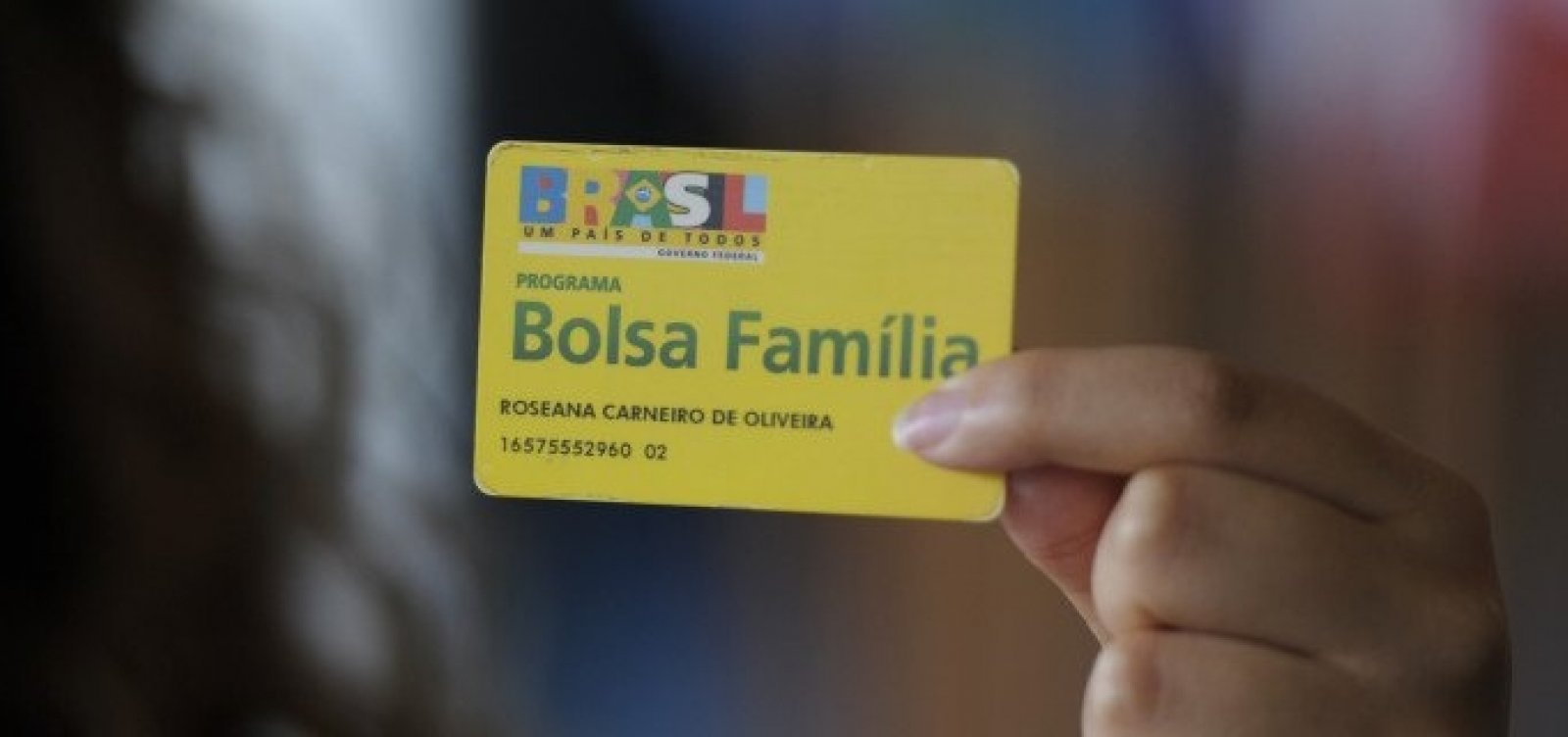 Bolsonaro não cumpre promessa sobre Bolsa Família e culpa Maia, que o chama de mentiroso