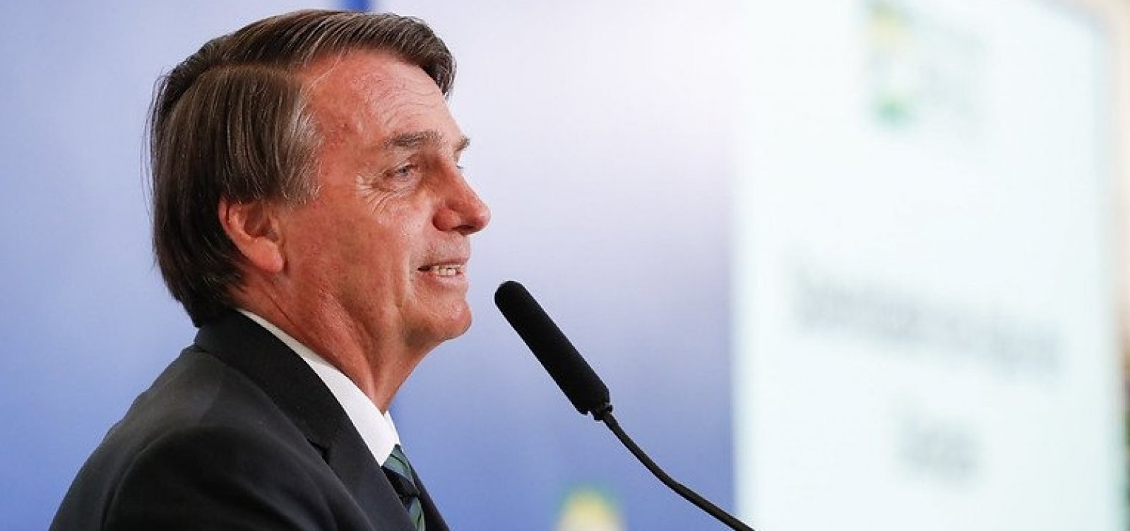 Fabricantes de vacinas é que devem procurar Brasil, não o contrário, diz Bolsonaro  