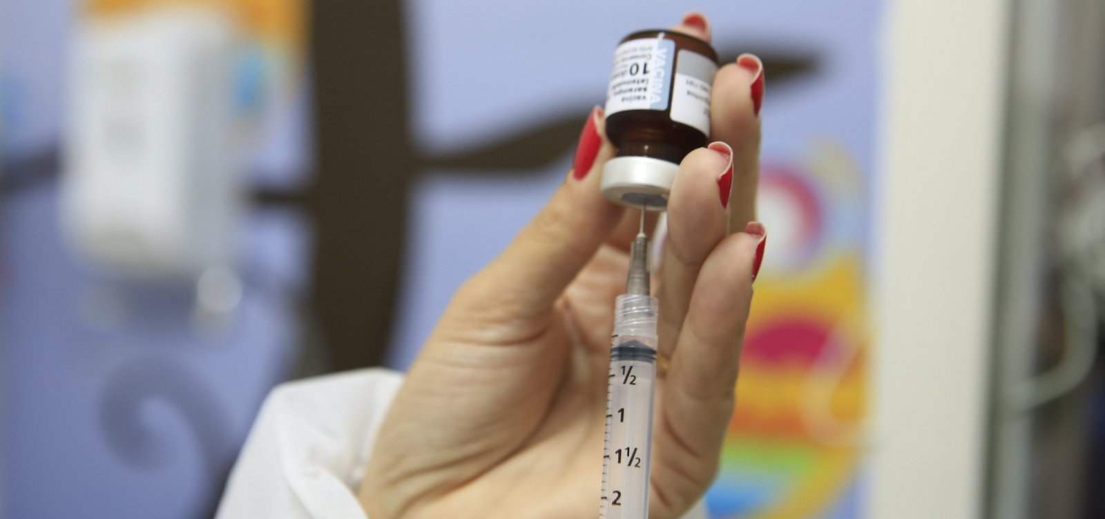 Governo brasileiro fracassa e só garante 2,4% de 331 milhões de seringas para vacina da Covid