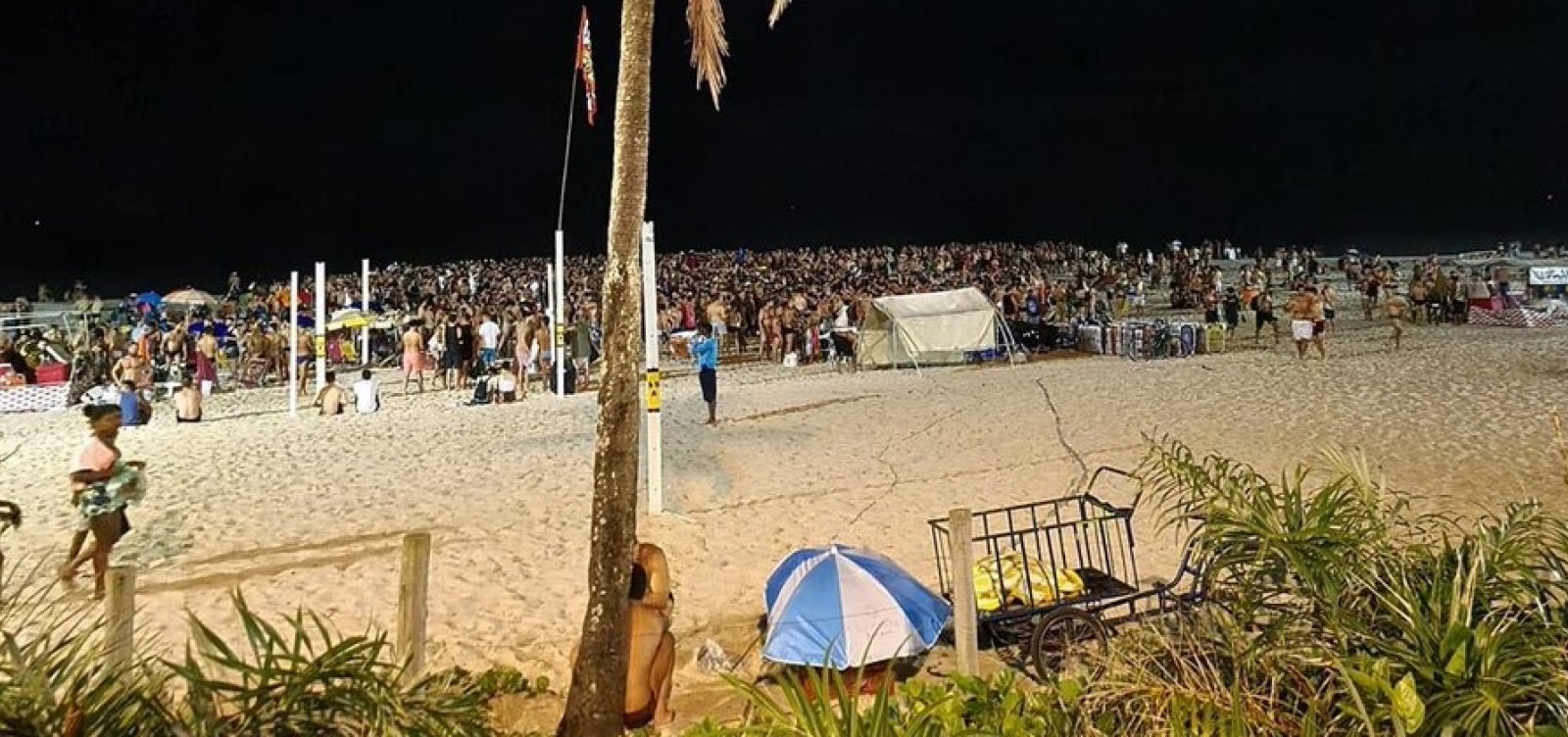 Festa lota as areias da praia de Ipanema, no Rio de Janeiro