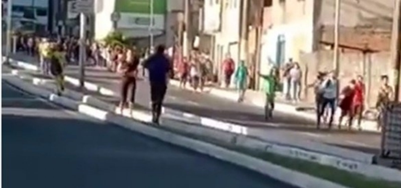 Assaltantes fazem arrastão na Avenida Suburbana, no bairro do Lobato