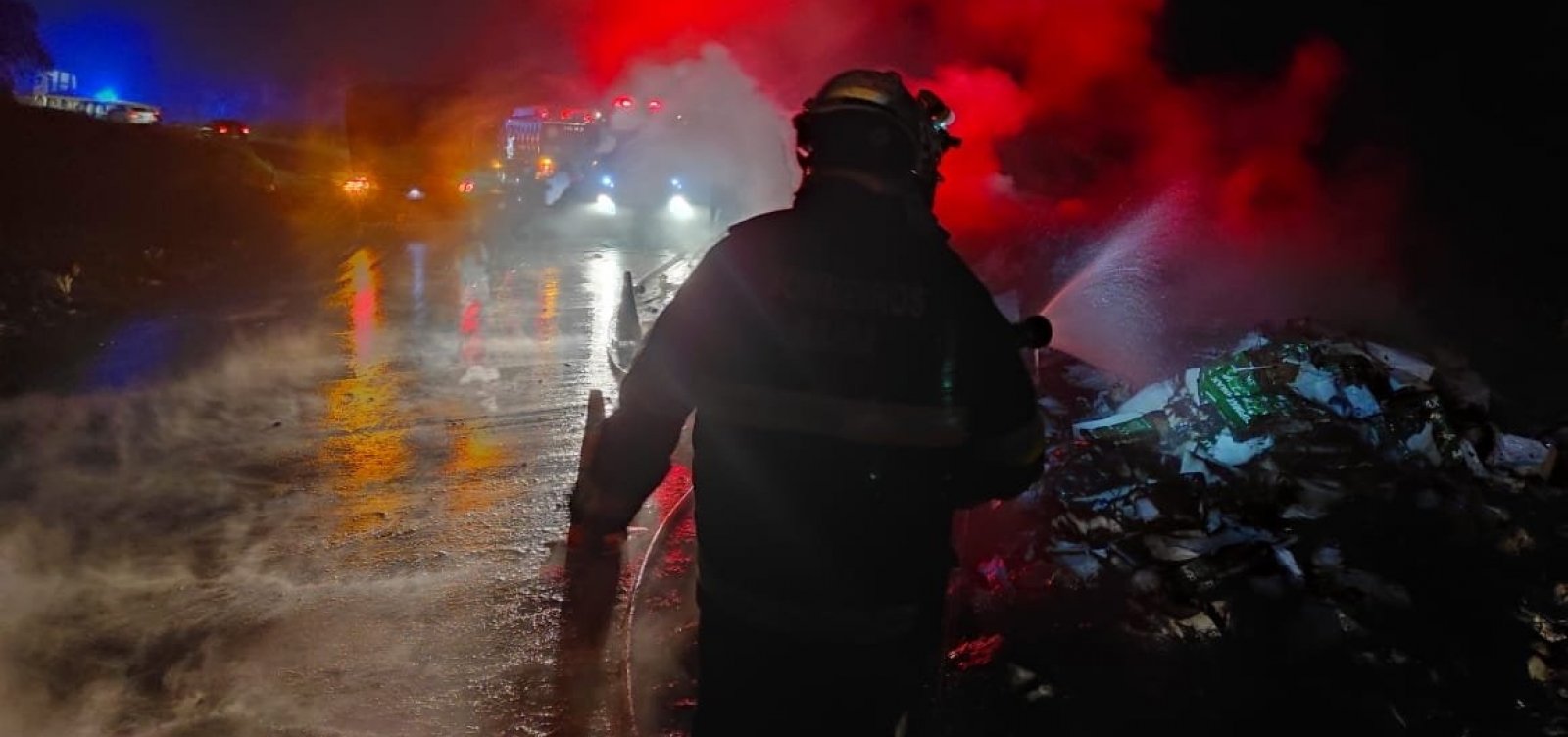 Itamaraju: após quase 12h de combate, Corpo de Bombeiros controla incêndio em carreta