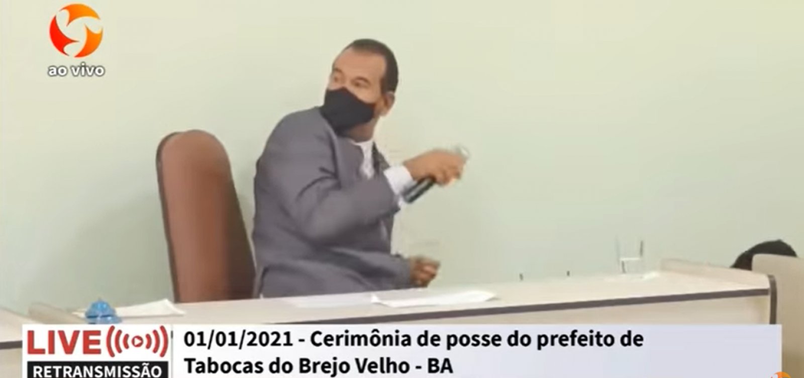 Tabocas do Brejo Velho: homem arremessa enxada em direção a prefeito durante posse; veja vídeo