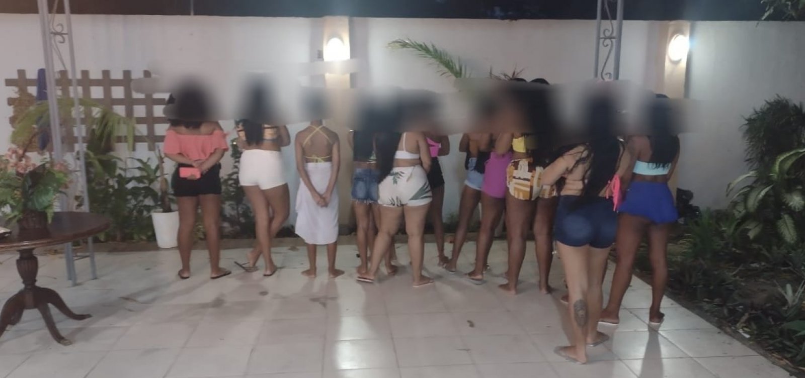 Polícia encerra festa com 25 jovens, som alto, bebidas e maconha em Lauro de Freitas