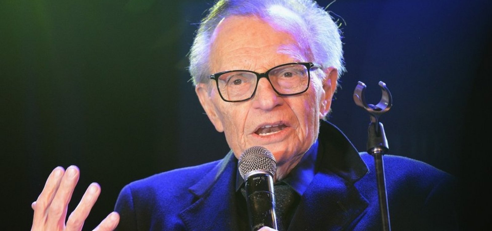 Larry King, aos 87 anos, é internado com Covid-19