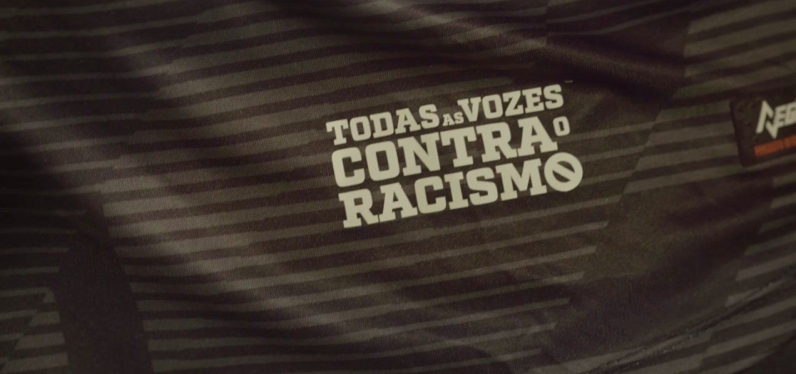 Uniformes de marca própria do Vitória ganham campanha com Tatau e Vovô do Ilê