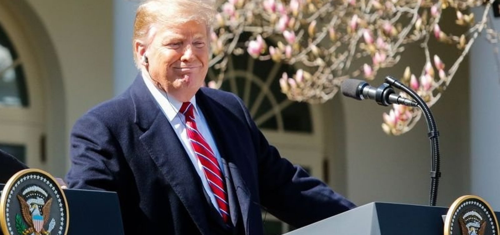 Após ser banido do Twitter, Trump usa conta presidencial e posts são apagados