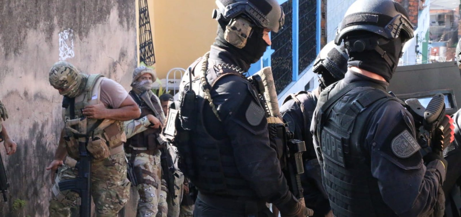 Polícias Militar e Civil prendem quatro pessoas armadas no bairro Sete de Abril, em Salvador