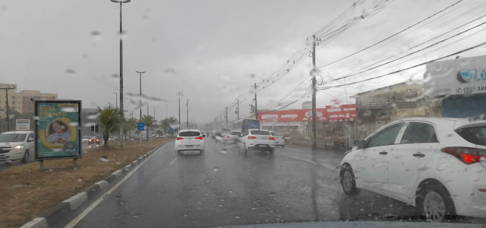 Chuva causa transtornos e alagamentos em Salvador