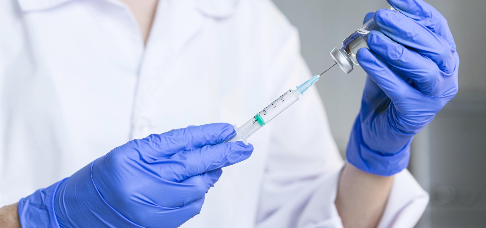 Anvisa cobra informações adicionais sobre vacinas contra a Covid-19 da Fiocruz e do Butantan 