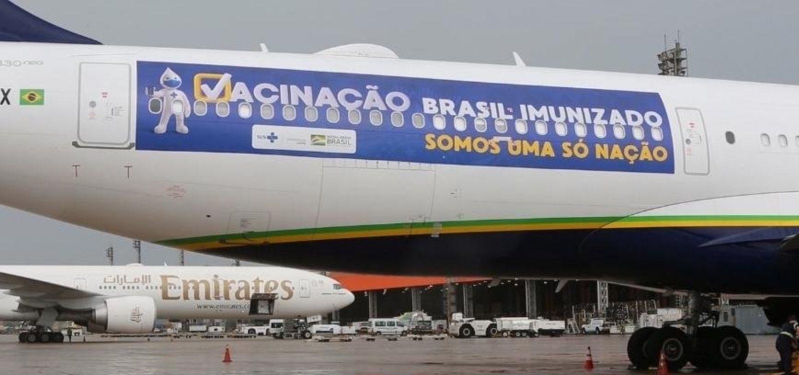 Governo decide usar avião que buscaria vacinas na Índia para entrega de oxigênio em Manaus