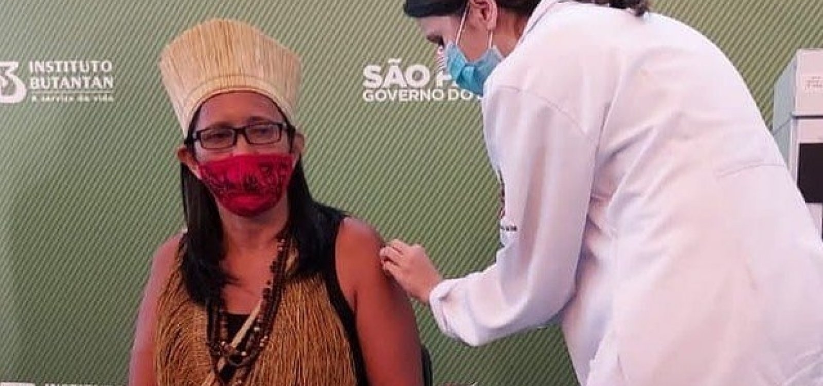 Primeira indígena a ser vacinada no Brasil recebe dose da CoronaVac em São Paulo