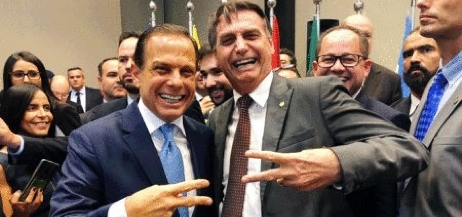 Após início da vacinação, popularidade de Bolsonaro cai e de Doria cresce