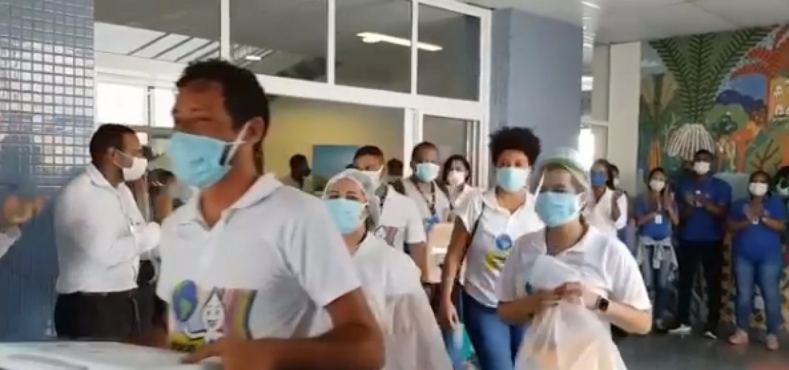 Sob aplausos dos trabalhadores de saúde, equipe encerra vacinação no Hospital Municipal de Salvador