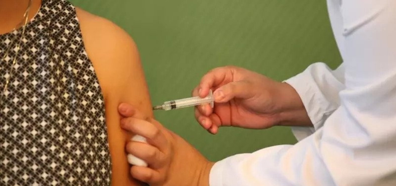 Empresas esperam autorização do governo para compra de 33 milhões de vacinas de Oxford