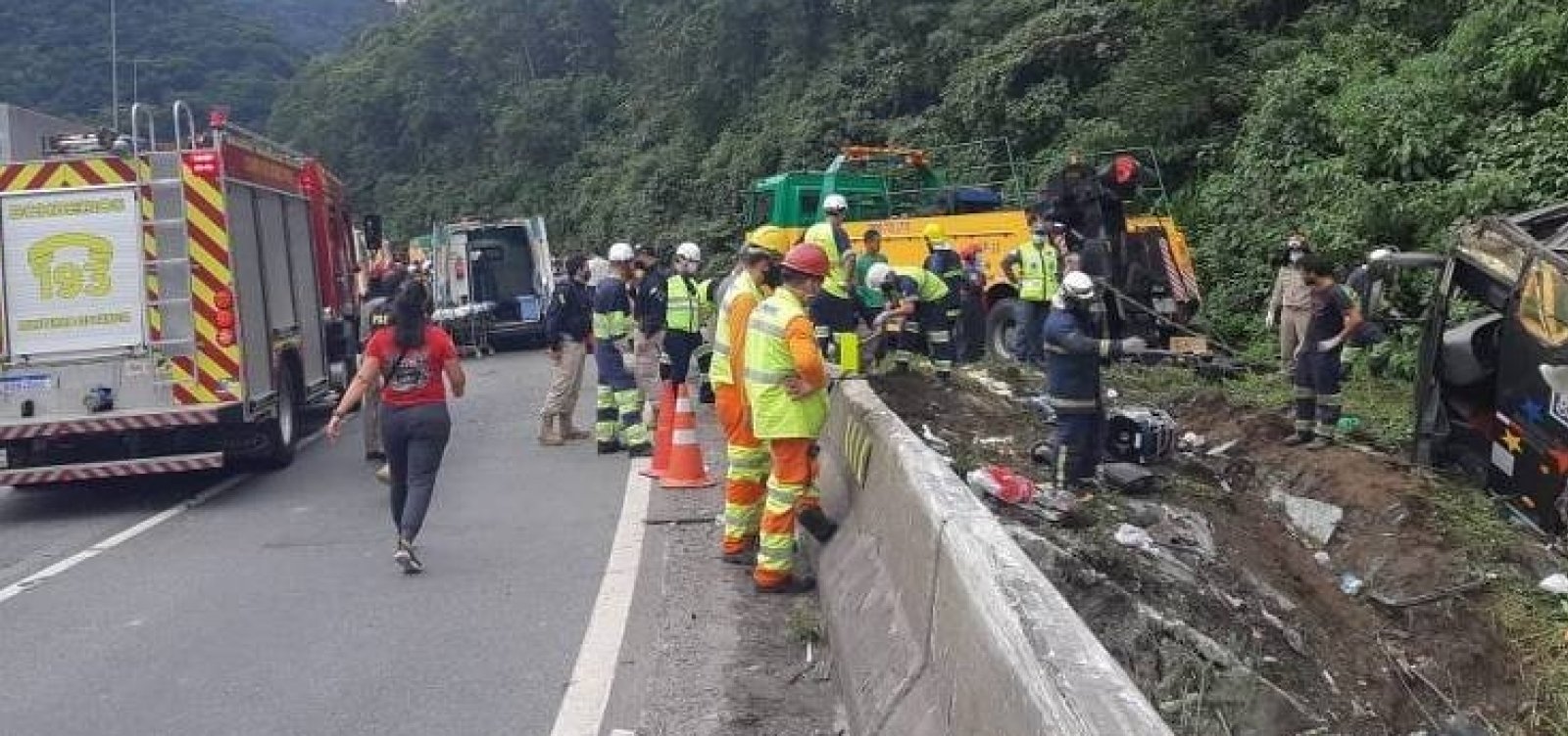 Acidente com ônibus de turismo no Paraná deixa ao menos 21 mortos e 33 feridos 