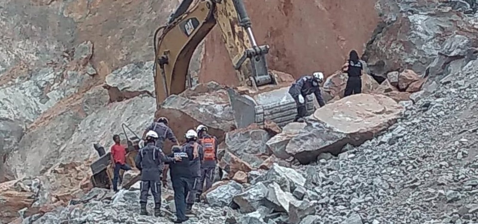 Homem morre após desabamento em pedreira em Lauro de Freitas