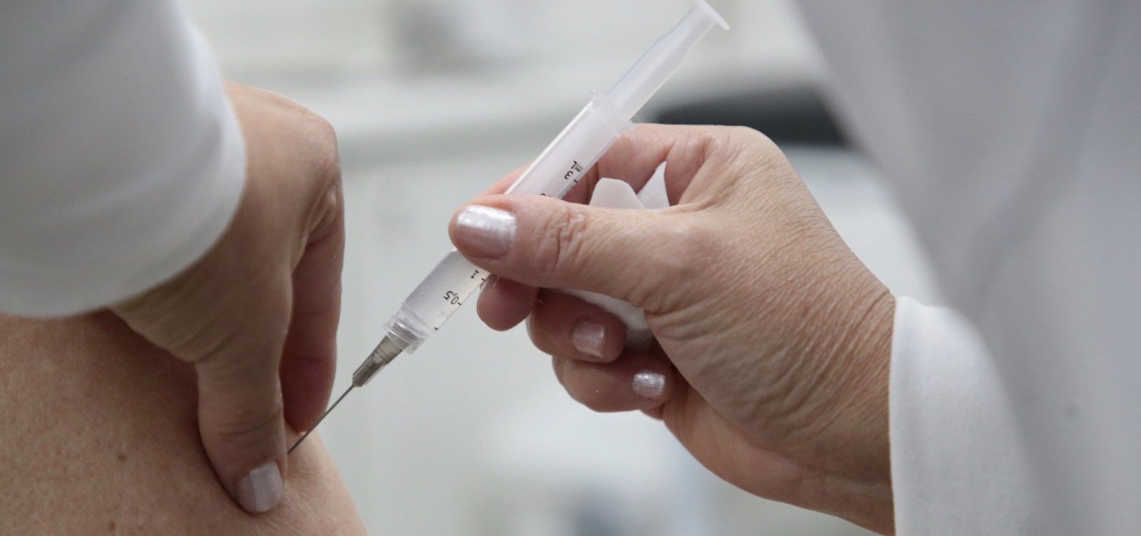Covid-19: Servidora 'finge' aplicar vacina em idosa e é afastada pela prefeitura de Maceió