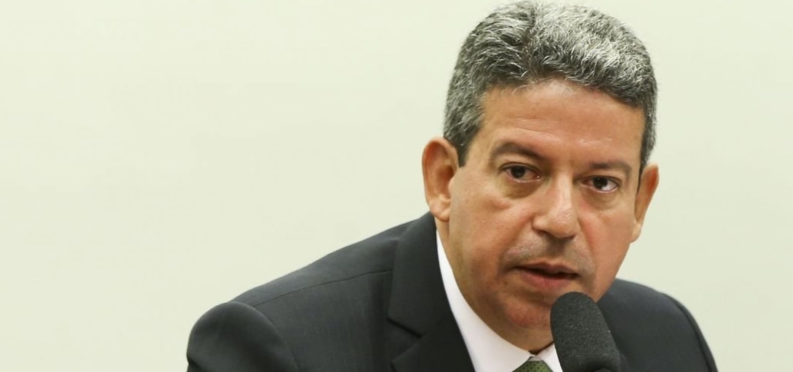 Candidato do governo, Lira contradiz Bolsonaro e afirma que ninguém interfere na presidência da Câmara