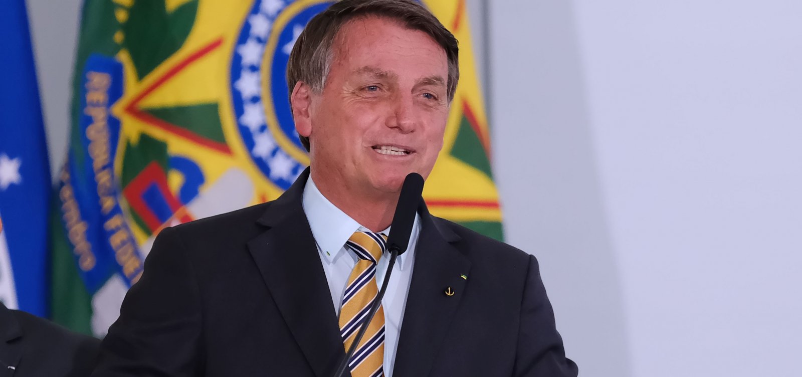 Bolsonaro afirma que 'temos que voltar a viver' e pede retorno de torcidas em estádios