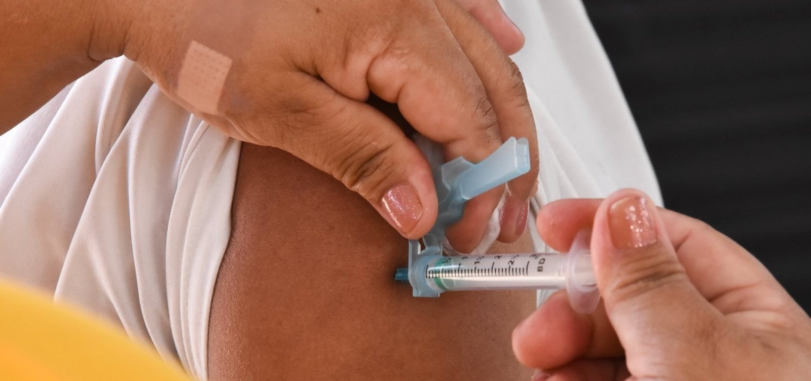 Vacinação de idosos contra Covid-19 começa com 54 mil doses na Bahia