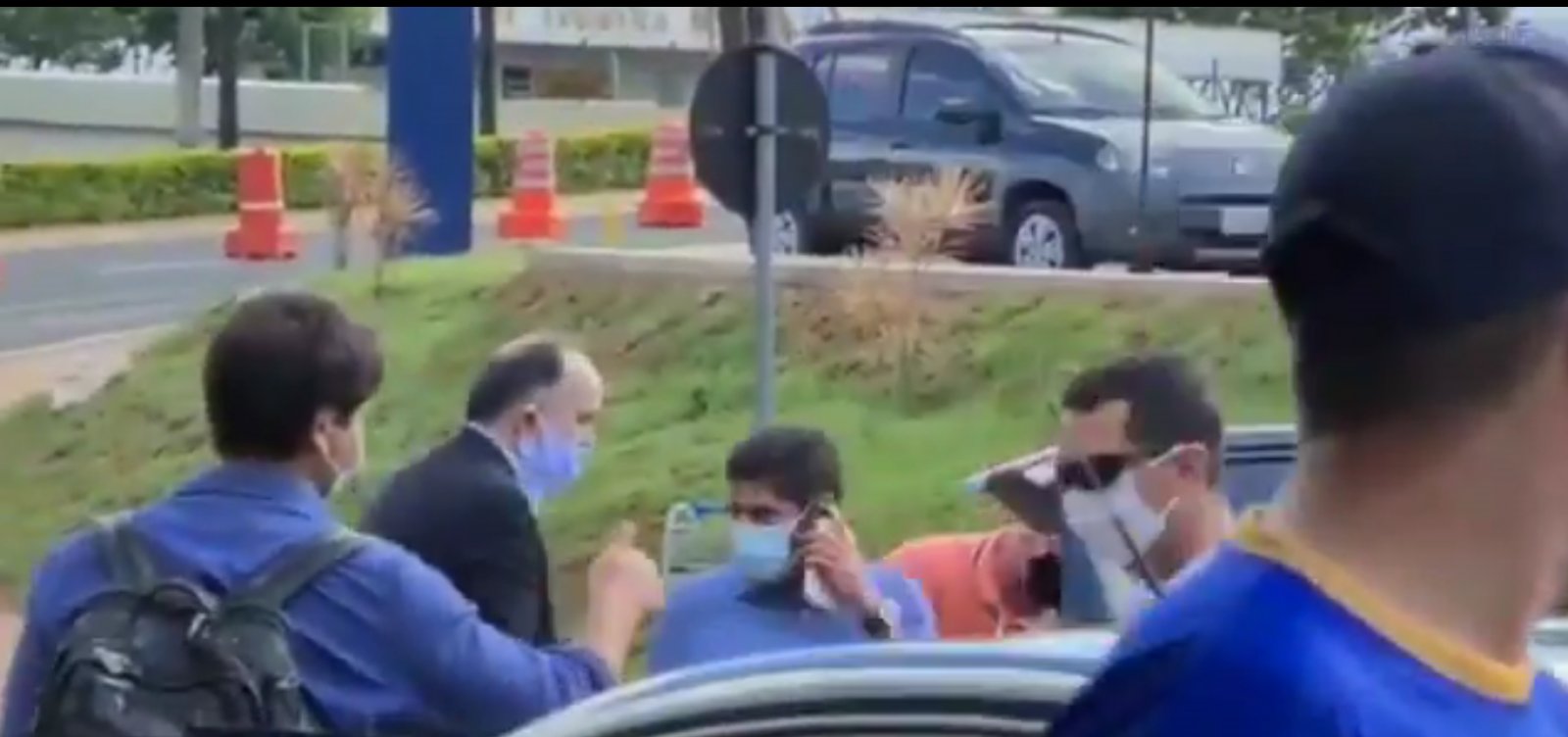 ACM Neto é hostilizado por bolsonaristas em aeroporto: 'Bandido comunista'; veja