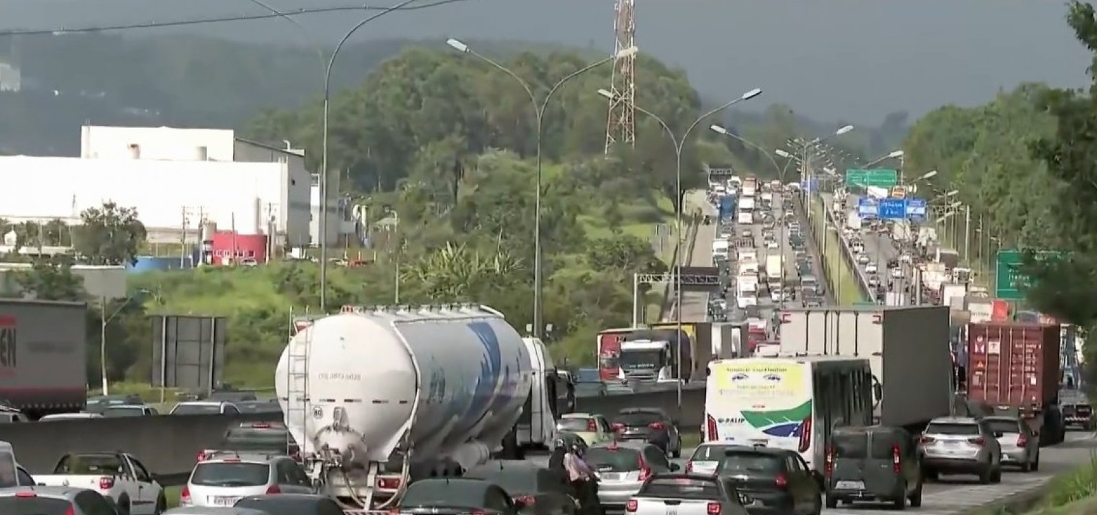 São Paulo: caminhoneiros bloqueiam rodovia Castello Branco