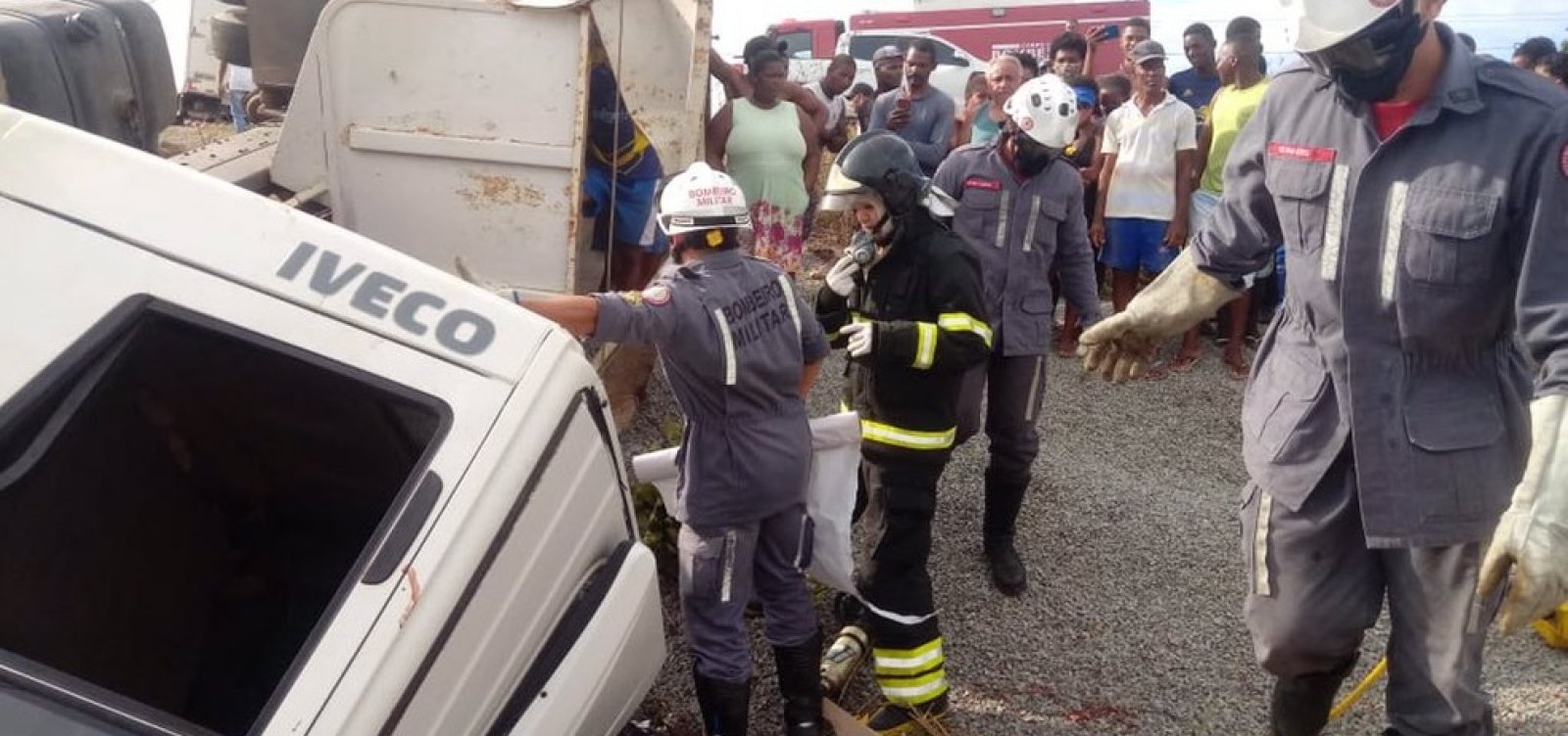 Colisão entre caminhões deixa quatro feridos na Ilha de Itaparica