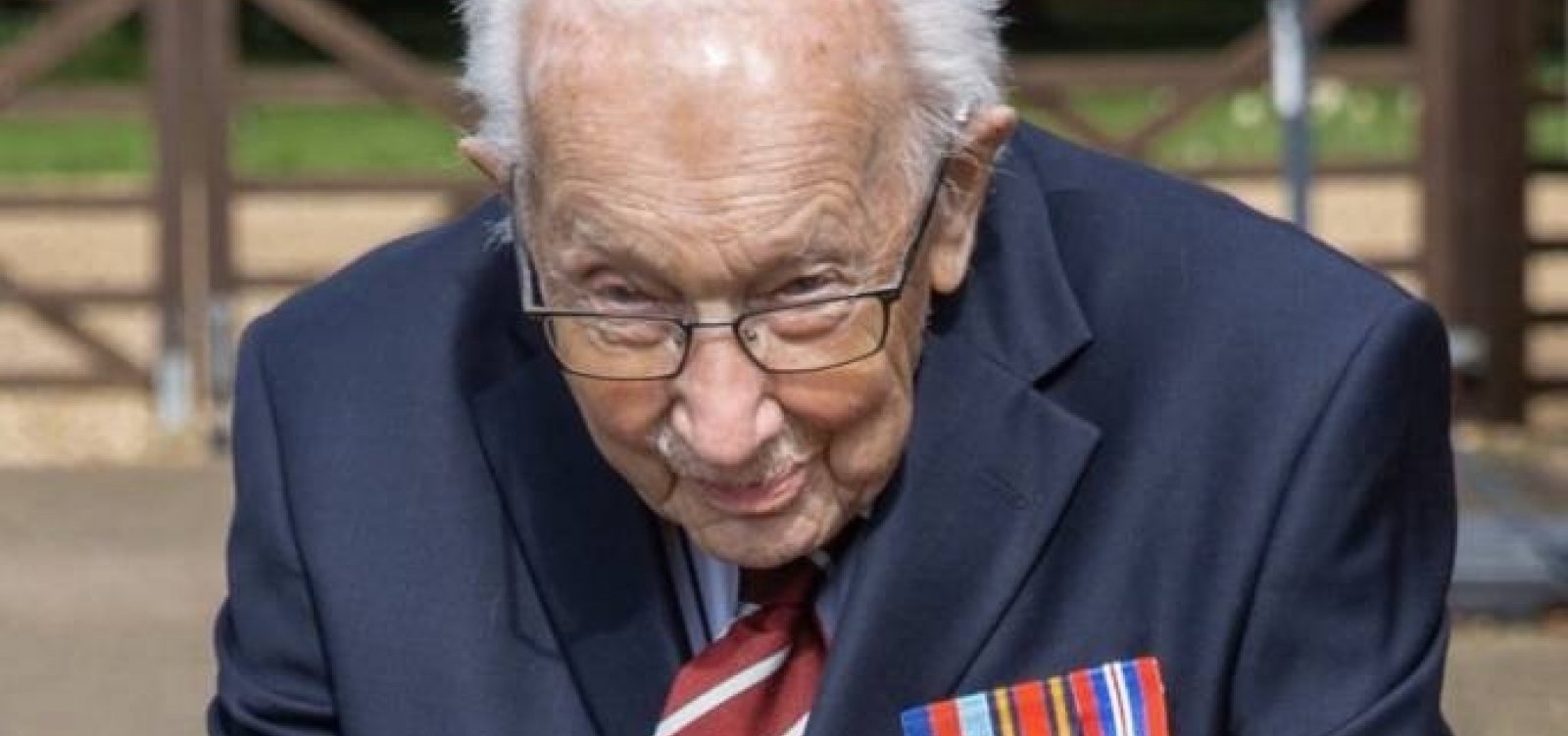 Morre por Covid-19 veterano da 2ª Guerra que arrecadou dinheiro para combate à pandemia